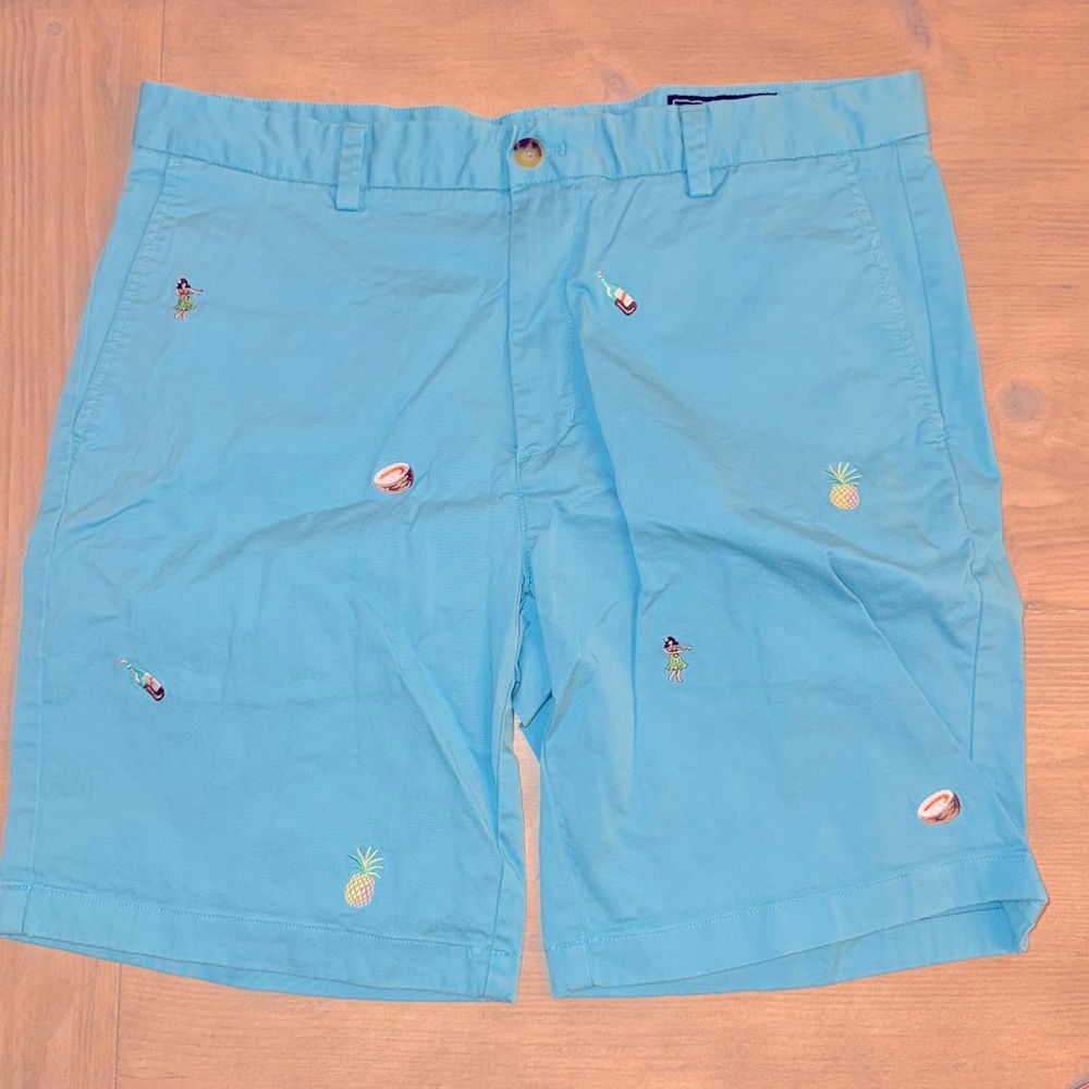 Vineyard Vines Men’s shorts size 34. Like new. Hawaiian themed embroidery